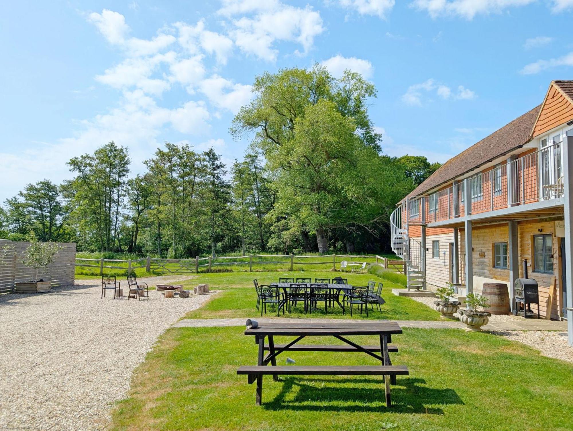 Priory Coach House - Church Norton Селси Екстериор снимка